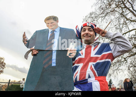 London, Großbritannien. 27 Nov, 2017. Royal-wisher Johannes loughrey außerhalb Kensington Palace mit einem Karton Ausschnitt von Prinz Harry Credit: Amer ghazzal/alamy leben Nachrichten Stockfoto