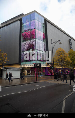 London, Großbritannien. 28 Nov, 2017. Stumpf und in der Oxford Street London miserabel. Die Straße scheint viel ruhiger nach der manischen Shopping am Schwarzen Freitag und über das Wochenende Credit: Keith Larby/Alamy leben Nachrichten Stockfoto