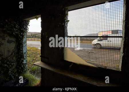 Datenverkehr, der stillgelegten alten irischen Zollstation an der irischen Grenze zwischen Nordirland und der Republik Irland bald die britische EU-Grenze post Brexit werden. Der Grenze zur Republik Irland Seite der geteilten Asphalt der Straße markiert die Grenze auf der 1-Straße Die ehemalige Strecke zwischen Belfast und Dublin. Credit: Radharc Images/Alamy leben Nachrichten Stockfoto