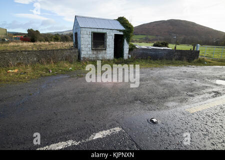 Stillgelegte alte irische Zollstelle auf der irischen Grenze zwischen Nordirland und der Republik Irland bald zu den UK EU Land Grenzposten Brexit werden. Der Grenze zur Republik Irland Seite der geteilten Asphalt der Straße markiert die Grenze auf der 1-Straße Die ehemalige Strecke zwischen Belfast und Dublin. Credit: Radharc Images/Alamy leben Nachrichten Stockfoto