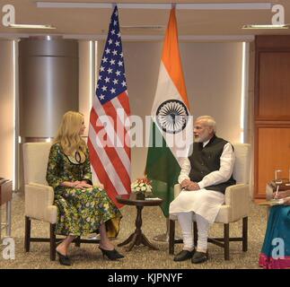 Hyderabad, Indien. November 2017. Der indische Premierminister Narendra Modi, Right, hält ein bilaterales Treffen mit Ivanka Trump, Tochter des US-Präsidenten Donald Trump, am Rande des Global Entrepreneurship Summit im Hyderabad Convention Center am 28. November 2017 in Hyderabad, Indien ab. Die erste Tochter und Präsidentschaftsberaterin führt die US-Delegation zum jährlichen Gipfel. Quelle: Planetpix/Alamy Live News Stockfoto