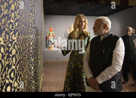 Hyderabad, Indien. 28 Nov, 2017. indische Ministerpräsident Narendra Modi, rechts, Escorts Ivanka Trump, Tochter des US-Präsidenten Donald Trump, die während eines Besuchs auf der Global Entrepreneurship Summit am Hyderabad Convention Centre vom 28. November 2017 in Hyderabad, Indien. Die erste Tochter und Berater führt die US-Delegation bei der jährlichen Gipfel. Credit: planetpix/alamy leben Nachrichten Stockfoto