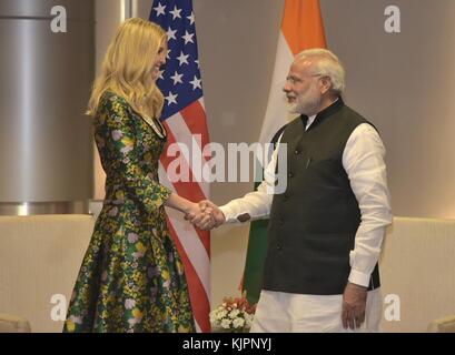 Hyderabad, Indien. November 2017. Der indische Premierminister Narendra Modi begrüßt Ivanka Trump, die Tochter des US-Präsidenten Donald Trump, am Rande des Global Entrepreneurship Summit im Hyderabad Convention Center am 28. November 2017 in Hyderabad, Indien. Die erste Tochter und Präsidentschaftsberaterin führt die US-Delegation zum jährlichen Gipfel. Quelle: Planetpix/Alamy Live News Stockfoto