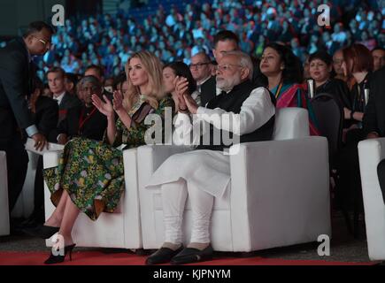 Hyderabad, Indien. November 2017. Der indische Premierminister Narendra Modi, Right, und Ivanka Trump, Tochter des US-Präsidenten Donald Trump, während der Eröffnungszeremonie für den Global Entrepreneurship Summit im Hyderabad Convention Center am 28. November 2017 in Hyderabad, Indien. Die erste Tochter und Präsidentschaftsberaterin führt die US-Delegation zum jährlichen Gipfel. Quelle: Planetpix/Alamy Live News Stockfoto