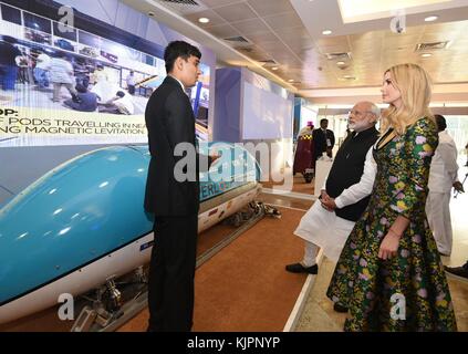 Hyderabad, Indien. 28 Nov, 2017. indische Ministerpräsident Narendra Modi, Mitte und Ivanka Trump, Tochter des US-Präsidenten Donald Trump bei einem Besuch in der virtuellen Ausstellung im Global Entrepreneurship Summit am Hyderabad Convention Centre vom 28. November 2017 in Hyderabad, Indien. Die erste Tochter und Berater führt die US-Delegation bei der jährlichen Gipfel. Credit: planetpix/alamy leben Nachrichten Stockfoto