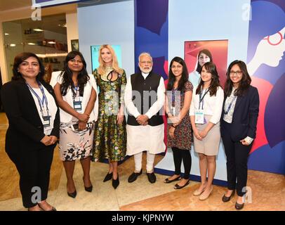 Hyderabad, Indien. November 2017. Der indische Premierminister Narendra Modi, Center, und Ivanka Trump, Tochter des US-Präsidenten Donald Trump, posieren mit Unternehmerinnen während eines Besuchs der virtuellen Ausstellung beim Global Entrepreneurship Summit im Hyderabad Convention Center am 28. November 2017 in Hyderabad, Indien. Die erste Tochter und Präsidentschaftsberaterin führt die US-Delegation zum jährlichen Gipfel. Quelle: Planetpix/Alamy Live News Stockfoto