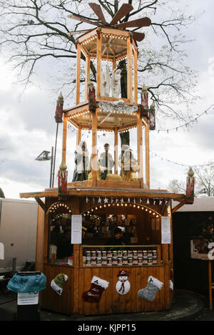 Frankfurt am Main, Deutschland. 28. November 2017. Eine Garküche ist mit einer großen Pyramide eingerichtet. Als einer der ältesten Weihnachtsmärkte in Deutschland, der Weihnachtsmarkt in Frankfurt jedes Jahr in der Adventszeit stattfindet. Es ist auch mit rund 3 Millionen Besuchern, einer der größten Weihnachtsmärkte in Deutschland. Stockfoto