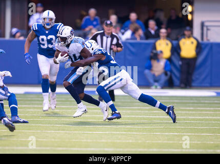 Indianapolis, Indiana, USA. 26 Nov, 2017. Tennessee wide receiver Corey Davis (84) läuft mit dem Ball wie Indianapolis Colts Defensive zurück Pierre Desir (35) Versuche, die während der NFL Football Spiel Action zwischen der Tennessee Titans und die Indianapolis Colts im Lucas Oil Stadium in Indianapolis, Indiana. Tennessee besiegte Indianapolis 20-16. Johann Mersits/CSM/Alamy leben Nachrichten Stockfoto
