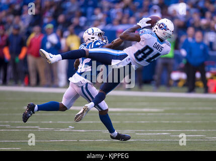 Indianapolis, Indiana, USA. 26 Nov, 2017. Tennessee wide receiver Corey Davis (84) Geht für die fangen, wie Indianapolis Colts Defensive zurück Kenny Moore II (42) verteidigt während NFL Football Spiel Action zwischen der Tennessee Titans und die Indianapolis Colts im Lucas Oil Stadium in Indianapolis, Indiana. Tennessee besiegte Indianapolis 20-16. Johann Mersits/CSM/Alamy leben Nachrichten Stockfoto
