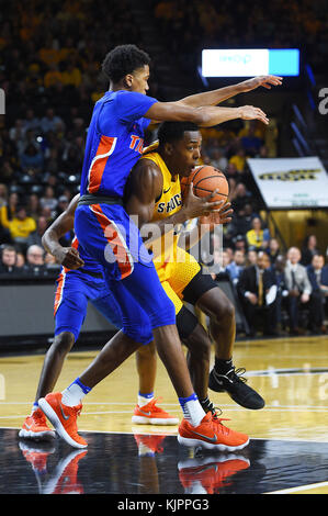 Wichita, Kansas, USA. 28 Nov, 2017. Wichita Zustand Shockers vorwärts Darral Willis Jr (21) Laufwerke mit dem Korb in der ersten Hälfte während der NCAA Basketball Spiel zwischen dem Savannah State Tiger und die Wichita State Shockers an Charles Koch Arena in Wichita, Kansas. Kendall Shaw/CSM/Alamy leben Nachrichten Stockfoto