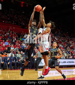 Piscataway, New Jersey, USA. 28 Nov, 2017. Die Florida State guard Terance Mann (14) fährt in Richtung zum Korb als Rutgers guard Corey Sanders (3) verteidigt in der ersten Hälfte während der NCAA Basketball Aktion zwischen der Florida State Seminoles und die Rutgers Scarlet Knights an der Rutgers Athletic Center in Piscataway, New Jersey. Florida State besiegt Rutgers 78-73. Duncan Williams/CSM/Alamy leben Nachrichten Stockfoto