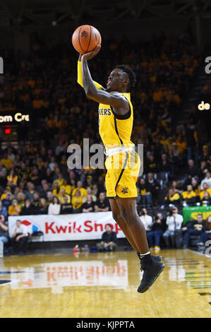 Wichita, Kansas, USA. 28 Nov, 2017. Wichita Zustand Shockers guard Samajae Haynes-Jones (4) schießt ein überbrückungskabel während der NCAA Basketball Spiel zwischen dem Savannah State Tiger und die Wichita State Shockers an Charles Koch Arena in Wichita, Kansas. Kendall Shaw/CSM/Alamy leben Nachrichten Stockfoto