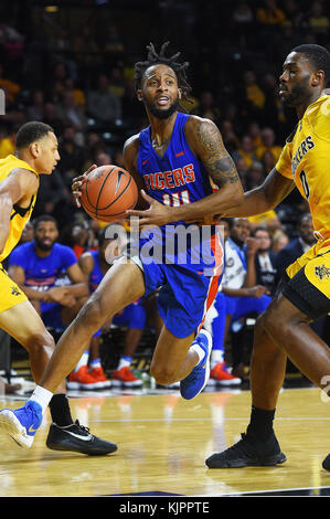 Wichita, Kansas, USA. 28 Nov, 2017. Savannah State Tiger guard Alante Fenner (14) Laufwerke an den Korb während der NCAA Basketball Spiel zwischen dem Savannah State Tiger und die Wichita State Shockers an Charles Koch Arena in Wichita, Kansas. Kendall Shaw/CSM/Alamy leben Nachrichten Stockfoto