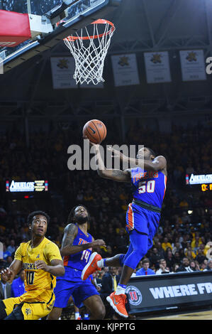 Wichita, Kansas, USA. 28 Nov, 2017. Savannah State Tiger guard Khalen Pinkett (50) Kerben auf einem off balance Drive zum Korb während der NCAA Basketball Spiel zwischen dem Savannah State Tiger und die Wichita State Shockers an Charles Koch Arena in Wichita, Kansas. Kendall Shaw/CSM/Alamy leben Nachrichten Stockfoto