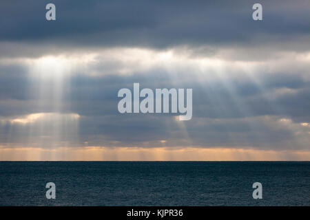 Hastings, East Sussex, UK. 29. November 2017. Schöne Anzeige der Sonnenlicht Piercing durch die Wolken weit draußen auf dem Meer. Foto: Paul Lawrenson/Alamy leben Nachrichten Stockfoto