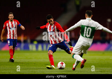 Nicolas Gaitan (22) Atletico de Madrid player. Diego Benito (11) von Elche CF Player. Copa del Rey zwischen Atletico de Madrid vs Elche CF Wanda Metropolitano Stadion in Madrid, Spanien, 29. November 2017. Credit: Gtres Información más Comuniación auf Linie, S.L./Alamy leben Nachrichten Stockfoto