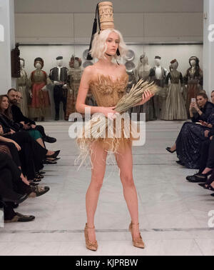 Athen. 28 Nov, 2017. Ein model präsentiert eine Kreation vom französischen Designer Jean Paul Gaultier von Griechenland während eines fundraising Fashion Show im Benaki Museum, Athen, Griechenland auf der inspiriert. 28, 2017 Credit: charis farsarakis/Xinhua/alamy leben Nachrichten Stockfoto