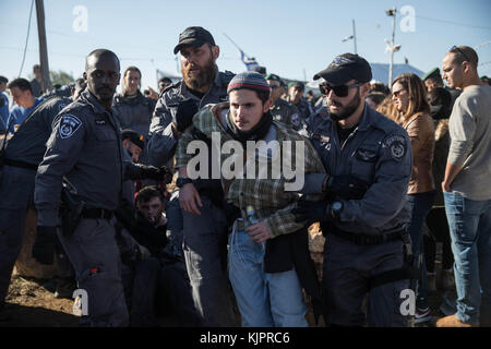 Netiv Ha'avot, Jerusalem. November 2017. Die israelische Polizei schuftet mit jüdischen Siedlern während der Evakuierung eines Gebäudes in Netiv Ha'avot, südlich von Jerusalem, am 29. November 2017. Israelische Sicherheitskräfte haben am Mittwoch eine illegal gebaute Tischlerei in einem jüdischen Außenposten im Westjordanland abgerissen, als Dutzende von Siedlern den Ort versammelten, um gegen den Abriss zu protestieren. Quelle: JINI/Xinhua/Alamy Live News Stockfoto