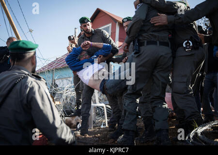 Netiv Ha'avot, Jerusalem. November 2017. Die israelische Polizei schuftet mit jüdischen Siedlern während der Evakuierung eines Gebäudes in Netiv Ha'avot, südlich von Jerusalem, am 29. November 2017. Israelische Sicherheitskräfte haben am Mittwoch eine illegal gebaute Tischlerei in einem jüdischen Außenposten im Westjordanland abgerissen, als Dutzende von Siedlern den Ort versammelten, um gegen den Abriss zu protestieren. Quelle: JINI/Xinhua/Alamy Live News Stockfoto