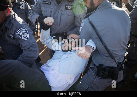 Netiv Ha'avot, Jerusalem. November 2017. Die israelische Polizei schuftet mit jüdischen Siedlern während der Evakuierung eines Gebäudes in Netiv Ha'avot, südlich von Jerusalem, am 29. November 2017. Israelische Sicherheitskräfte haben am Mittwoch eine illegal gebaute Tischlerei in einem jüdischen Außenposten im Westjordanland abgerissen, als Dutzende von Siedlern den Ort versammelten, um gegen den Abriss zu protestieren. Quelle: JINI/Xinhua/Alamy Live News Stockfoto