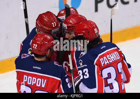 Moskau, Russland. November 2017. Die Spieler der CSKA feiern am 29. November 2017 während des Spiels der Kontinental Hockey League zwischen dem chinesischen Kunlun Red Star und dem russischen CSKA in Moskau. CSKA gewann mit 3:1. Quelle: Evgeny Sinitsyn/Xinhua/Alamy Live News Stockfoto