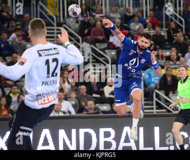 Zagreb, Kroatien. November 2017. Tin Kontrec (R) vom HC PPD Zagreb tritt am 29. November 2017 beim Handballspiel der VELUX EHF Champions League zwischen dem HC PPD Zagreb und Rhein Neckar Lowen in Zagreb an. HC PPD Zagreb gewann 30:26. Quelle: Marko Prpic/Xinhua/Alamy Live News Stockfoto