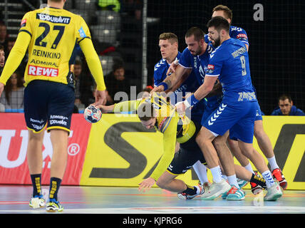 Zagreb, Kroatien. November 2017. Hendrik Pekeler (unterster) von Rhein Neckar Lowen tritt am 29. November 2017 beim Handballspiel der VELUX EHF Champions League zwischen HC PPD Zagreb und Rhein Neckar Lowen in Zagreb an. HC PPD Zagreb gewann 30:26. Quelle: Marko Prpic/Xinhua/Alamy Live News Stockfoto