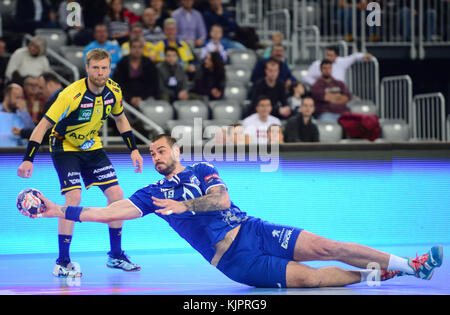 Zagreb, Kroatien. November 2017. Leon Susnja (R) vom HC PPD Zagreb tritt am 29. November 2017 beim Handballspiel der VELUX EHF Champions League zwischen dem HC PPD Zagreb und Rhein Neckar Lowen in Zagreb an. HC PPD Zagreb gewann 30:26. Quelle: Marko Prpic/Xinhua/Alamy Live News Stockfoto