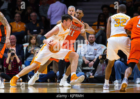 November 29, 2017: John fulkerson #10 der Tennessee Volunteers Drives zum Korb gegen Ryan Johnson #11 der Mercer Bären während der NCAA Basketball Spiel zwischen der Universität von Tennessee Volunteers und die Mercer University trägt bei Thompson Boling Arena in Knoxville TN Tim Gangloff/CSM Stockfoto
