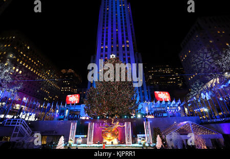 New York, USA. November 2017. Der beleuchtete Weihnachtsbaum ist nach der 85. Weihnachtsbaumbeleuchtung im Rockefeller Center in New York, USA, am 29. November 2017 zu sehen. Tausende von Menschen sahen die Beleuchtung von über 50.000 mehrfarbigen, energieeffizienten LEDs auf der 75 Fuß hohen, 80 Jahre alten Norwegenfichte, die am Mittwoch im Rockefeller Center mit einem spektakulären Swarovski-Kristallstern gekrönt wird. Das Rockefeller Center veranstaltet seit 1933 jährlich die Weihnachtsbaumbeleuchtung zur Begrüßung des bevorstehenden Weihnachtsfestes. Quelle: Wang Ying/Xinhua/Alamy Live News Stockfoto