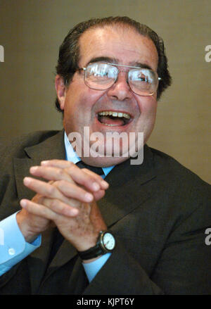 NEW YORK, NY - FEBRUAR 14: AKTENFOTO des Obersten Gerichtshofs der Vereinigten Staaten Antonin Scalia in New York City. Antonin Gregory Scalia - 11. März 1936 – 13. Februar 2016 war von 1986 bis zu seinem Tod im Jahr 2016 Associate Justice des Obersten Gerichtshofs der Vereinigten Staaten. Scalia wurde 1986 von Präsident Ronald Reagan zum Gericht ernannt und als intellektueller Anker für die originalistische und textualistische Position im konservativen Flügel des Gerichts beschrieben. Personen: U.S. Supreme Court Justice Antonin Scalia Stockfoto