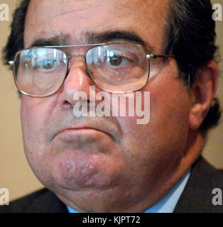 NEW YORK, NY - FEBRUAR 14: AKTENFOTO des Obersten Gerichtshofs der Vereinigten Staaten Antonin Scalia in New York City. Antonin Gregory Scalia - 11. März 1936 – 13. Februar 2016 war von 1986 bis zu seinem Tod im Jahr 2016 Associate Justice des Obersten Gerichtshofs der Vereinigten Staaten. Scalia wurde 1986 von Präsident Ronald Reagan zum Gericht ernannt und als intellektueller Anker für die originalistische und textualistische Position im konservativen Flügel des Gerichts beschrieben. Personen: U.S. Supreme Court Justice Antonin Scalia Stockfoto