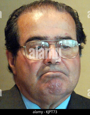 NEW YORK, NY - FEBRUAR 14: AKTENFOTO des Obersten Gerichtshofs der Vereinigten Staaten Antonin Scalia in New York City. Antonin Gregory Scalia - 11. März 1936 – 13. Februar 2016 war von 1986 bis zu seinem Tod im Jahr 2016 Associate Justice des Obersten Gerichtshofs der Vereinigten Staaten. Scalia wurde 1986 von Präsident Ronald Reagan zum Gericht ernannt und als intellektueller Anker für die originalistische und textualistische Position im konservativen Flügel des Gerichts beschrieben. Personen: U.S. Supreme Court Justice Antonin Scalia Stockfoto