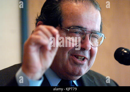 NEW YORK, NY - FEBRUAR 14: AKTENFOTO des Obersten Gerichtshofs der Vereinigten Staaten Antonin Scalia in New York City. Antonin Gregory Scalia - 11. März 1936 – 13. Februar 2016 war von 1986 bis zu seinem Tod im Jahr 2016 Associate Justice des Obersten Gerichtshofs der Vereinigten Staaten. Scalia wurde 1986 von Präsident Ronald Reagan zum Gericht ernannt und als intellektueller Anker für die originalistische und textualistische Position im konservativen Flügel des Gerichts beschrieben. Personen: U.S. Supreme Court Justice Antonin Scalia Stockfoto