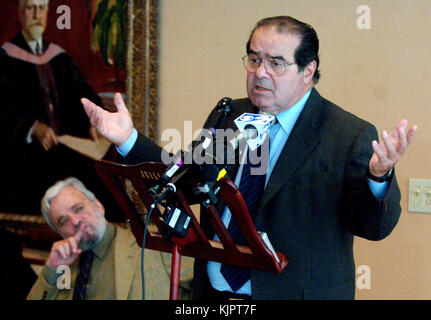 NEW YORK, NY - FEBRUAR 14: AKTENFOTO des Obersten Gerichtshofs der Vereinigten Staaten Antonin Scalia in New York City. Antonin Gregory Scalia - 11. März 1936 Ð 13. Februar 2016 war Associate Justice des Obersten Gerichtshofs der Vereinigten Staaten von 1986 bis zu seinem Tod im Jahr 2016. Scalia wurde 1986 von Präsident Ronald Reagan zum Gericht ernannt und als intellektueller Anker für die originalistische und textualistische Position im konservativen Flügel des Gerichts beschrieben. Personen: U.S. Supreme Court Justice Antonin Scalia Stockfoto