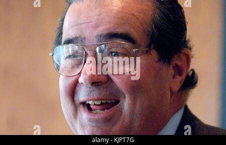 NEW YORK, NY - FEBRUAR 14: AKTENFOTO des Obersten Gerichtshofs der Vereinigten Staaten Antonin Scalia in New York City. Antonin Gregory Scalia - 11. März 1936 – 13. Februar 2016 war von 1986 bis zu seinem Tod im Jahr 2016 Associate Justice des Obersten Gerichtshofs der Vereinigten Staaten. Scalia wurde 1986 von Präsident Ronald Reagan zum Gericht ernannt und als intellektueller Anker für die originalistische und textualistische Position im konservativen Flügel des Gerichts beschrieben. Personen: U.S. Supreme Court Justice Antonin Scalia Stockfoto