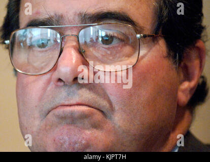 NEW YORK, NY - FEBRUAR 14: AKTENFOTO des Obersten Gerichtshofs der Vereinigten Staaten Antonin Scalia in New York City. Antonin Gregory Scalia - 11. März 1936 – 13. Februar 2016 war von 1986 bis zu seinem Tod im Jahr 2016 Associate Justice des Obersten Gerichtshofs der Vereinigten Staaten. Scalia wurde 1986 von Präsident Ronald Reagan zum Gericht ernannt und als intellektueller Anker für die originalistische und textualistische Position im konservativen Flügel des Gerichts beschrieben. Personen: U.S. Supreme Court Justice Antonin Scalia Stockfoto
