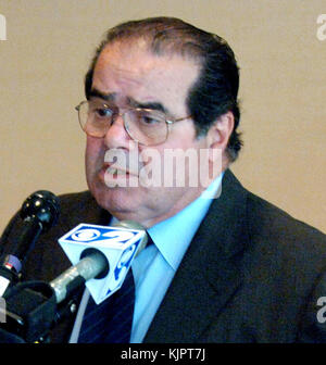 NEW YORK, NY - FEBRUAR 14: AKTENFOTO des Obersten Gerichtshofs der Vereinigten Staaten Antonin Scalia in New York City. Antonin Gregory Scalia - 11. März 1936 – 13. Februar 2016 war von 1986 bis zu seinem Tod im Jahr 2016 Associate Justice des Obersten Gerichtshofs der Vereinigten Staaten. Scalia wurde 1986 von Präsident Ronald Reagan zum Gericht ernannt und als intellektueller Anker für die originalistische und textualistische Position im konservativen Flügel des Gerichts beschrieben. Personen: U.S. Supreme Court Justice Antonin Scalia Stockfoto