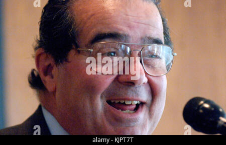 NEW YORK, NY - FEBRUAR 14: AKTENFOTO des Obersten Gerichtshofs der Vereinigten Staaten Antonin Scalia in New York City. Antonin Gregory Scalia - 11. März 1936 – 13. Februar 2016 war von 1986 bis zu seinem Tod im Jahr 2016 Associate Justice des Obersten Gerichtshofs der Vereinigten Staaten. Scalia wurde 1986 von Präsident Ronald Reagan zum Gericht ernannt und als intellektueller Anker für die originalistische und textualistische Position im konservativen Flügel des Gerichts beschrieben. Personen: U.S. Supreme Court Justice Antonin Scalia Stockfoto