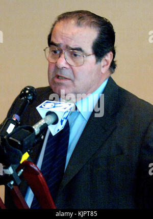 NEW YORK, NY - FEBRUAR 14: AKTENFOTO des Obersten Gerichtshofs der Vereinigten Staaten Antonin Scalia in New York City. Antonin Gregory Scalia - 11. März 1936 – 13. Februar 2016 war von 1986 bis zu seinem Tod im Jahr 2016 Associate Justice des Obersten Gerichtshofs der Vereinigten Staaten. Scalia wurde 1986 von Präsident Ronald Reagan zum Gericht ernannt und als intellektueller Anker für die originalistische und textualistische Position im konservativen Flügel des Gerichts beschrieben. Personen: U.S. Supreme Court Justice Antonin Scalia Stockfoto