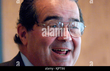 NEW YORK, NY - FEBRUAR 14: AKTENFOTO des Obersten Gerichtshofs der Vereinigten Staaten Antonin Scalia in New York City. Antonin Gregory Scalia - 11. März 1936 – 13. Februar 2016 war von 1986 bis zu seinem Tod im Jahr 2016 Associate Justice des Obersten Gerichtshofs der Vereinigten Staaten. Scalia wurde 1986 von Präsident Ronald Reagan zum Gericht ernannt und als intellektueller Anker für die originalistische und textualistische Position im konservativen Flügel des Gerichts beschrieben. Personen: U.S. Supreme Court Justice Antonin Scalia Stockfoto
