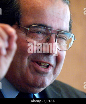 NEW YORK, NY - FEBRUAR 14: AKTENFOTO des Obersten Gerichtshofs der Vereinigten Staaten Antonin Scalia in New York City. Antonin Gregory Scalia - 11. März 1936 – 13. Februar 2016 war von 1986 bis zu seinem Tod im Jahr 2016 Associate Justice des Obersten Gerichtshofs der Vereinigten Staaten. Scalia wurde 1986 von Präsident Ronald Reagan zum Gericht ernannt und als intellektueller Anker für die originalistische und textualistische Position im konservativen Flügel des Gerichts beschrieben. Personen: U.S. Supreme Court Justice Antonin Scalia Stockfoto