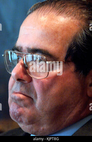 NEW YORK, NY - FEBRUAR 14: AKTENFOTO des Obersten Gerichtshofs der Vereinigten Staaten Antonin Scalia in New York City. Antonin Gregory Scalia - 11. März 1936 – 13. Februar 2016 war von 1986 bis zu seinem Tod im Jahr 2016 Associate Justice des Obersten Gerichtshofs der Vereinigten Staaten. Scalia wurde 1986 von Präsident Ronald Reagan zum Gericht ernannt und als intellektueller Anker für die originalistische und textualistische Position im konservativen Flügel des Gerichts beschrieben. Personen: U.S. Supreme Court Justice Antonin Scalia Stockfoto