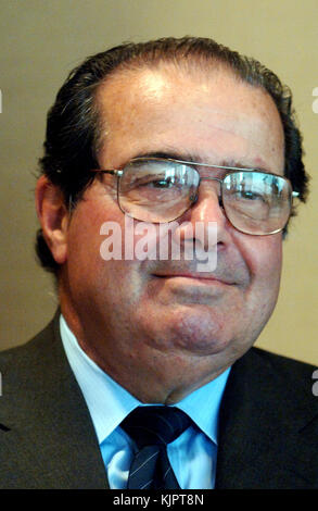 NEW YORK, NY - FEBRUAR 14: AKTENFOTO des Obersten Gerichtshofs der Vereinigten Staaten Antonin Scalia in New York City. Antonin Gregory Scalia - 11. März 1936 – 13. Februar 2016 war von 1986 bis zu seinem Tod im Jahr 2016 Associate Justice des Obersten Gerichtshofs der Vereinigten Staaten. Scalia wurde 1986 von Präsident Ronald Reagan zum Gericht ernannt und als intellektueller Anker für die originalistische und textualistische Position im konservativen Flügel des Gerichts beschrieben. Personen: U.S. Supreme Court Justice Antonin Scalia Stockfoto
