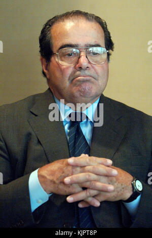 NEW YORK, NY - FEBRUAR 14: AKTENFOTO des Obersten Gerichtshofs der Vereinigten Staaten Antonin Scalia in New York City. Antonin Gregory Scalia - 11. März 1936 – 13. Februar 2016 war von 1986 bis zu seinem Tod im Jahr 2016 Associate Justice des Obersten Gerichtshofs der Vereinigten Staaten. Scalia wurde 1986 von Präsident Ronald Reagan zum Gericht ernannt und als intellektueller Anker für die originalistische und textualistische Position im konservativen Flügel des Gerichts beschrieben. Personen: U.S. Supreme Court Justice Antonin Scalia Stockfoto