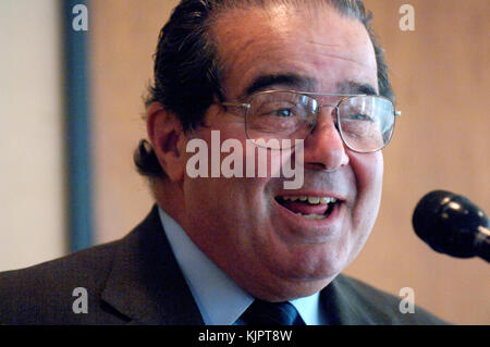 NEW YORK, NY - FEBRUAR 14: AKTENFOTO des Obersten Gerichtshofs der Vereinigten Staaten Antonin Scalia in New York City. Antonin Gregory Scalia - 11. März 1936 – 13. Februar 2016 war von 1986 bis zu seinem Tod im Jahr 2016 Associate Justice des Obersten Gerichtshofs der Vereinigten Staaten. Scalia wurde 1986 von Präsident Ronald Reagan zum Gericht ernannt und als intellektueller Anker für die originalistische und textualistische Position im konservativen Flügel des Gerichts beschrieben. Personen: U.S. Supreme Court Justice Antonin Scalia Stockfoto