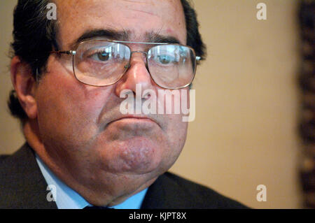 NEW YORK, NY - FEBRUAR 14: AKTENFOTO des Obersten Gerichtshofs der Vereinigten Staaten Antonin Scalia in New York City. Antonin Gregory Scalia - 11. März 1936 – 13. Februar 2016 war von 1986 bis zu seinem Tod im Jahr 2016 Associate Justice des Obersten Gerichtshofs der Vereinigten Staaten. Scalia wurde 1986 von Präsident Ronald Reagan zum Gericht ernannt und als intellektueller Anker für die originalistische und textualistische Position im konservativen Flügel des Gerichts beschrieben. Personen: U.S. Supreme Court Justice Antonin Scalia Stockfoto