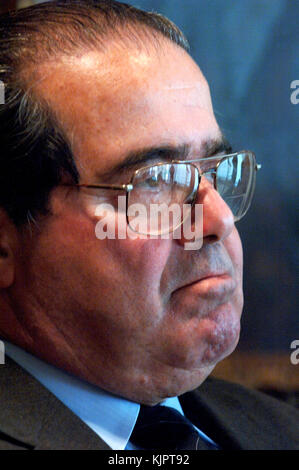 NEW YORK, NY - FEBRUAR 14: AKTENFOTO des Obersten Gerichtshofs der Vereinigten Staaten Antonin Scalia in New York City. Antonin Gregory Scalia - 11. März 1936 Ð 13. Februar 2016 war Associate Justice des Obersten Gerichtshofs der Vereinigten Staaten von 1986 bis zu seinem Tod im Jahr 2016. Scalia wurde 1986 von Präsident Ronald Reagan zum Gericht ernannt und als intellektueller Anker für die originalistische und textualistische Position im konservativen Flügel des Gerichts beschrieben. Personen: U.S. Supreme Court Justice Antonin Scalia Stockfoto