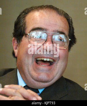 NEW YORK, NY - FEBRUAR 14: AKTENFOTO des Obersten Gerichtshofs der Vereinigten Staaten Antonin Scalia in New York City. Antonin Gregory Scalia - 11. März 1936 – 13. Februar 2016 war von 1986 bis zu seinem Tod im Jahr 2016 Associate Justice des Obersten Gerichtshofs der Vereinigten Staaten. Scalia wurde 1986 von Präsident Ronald Reagan zum Gericht ernannt und als intellektueller Anker für die originalistische und textualistische Position im konservativen Flügel des Gerichts beschrieben. Personen: U.S. Supreme Court Justice Antonin Scalia Stockfoto