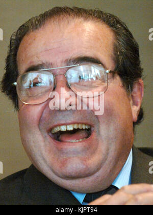 NEW YORK, NY - FEBRUAR 14: AKTENFOTO des Obersten Gerichtshofs der Vereinigten Staaten Antonin Scalia in New York City. Antonin Gregory Scalia - 11. März 1936 – 13. Februar 2016 war von 1986 bis zu seinem Tod im Jahr 2016 Associate Justice des Obersten Gerichtshofs der Vereinigten Staaten. Scalia wurde 1986 von Präsident Ronald Reagan zum Gericht ernannt und als intellektueller Anker für die originalistische und textualistische Position im konservativen Flügel des Gerichts beschrieben. Personen: U.S. Supreme Court Justice Antonin Scalia Stockfoto